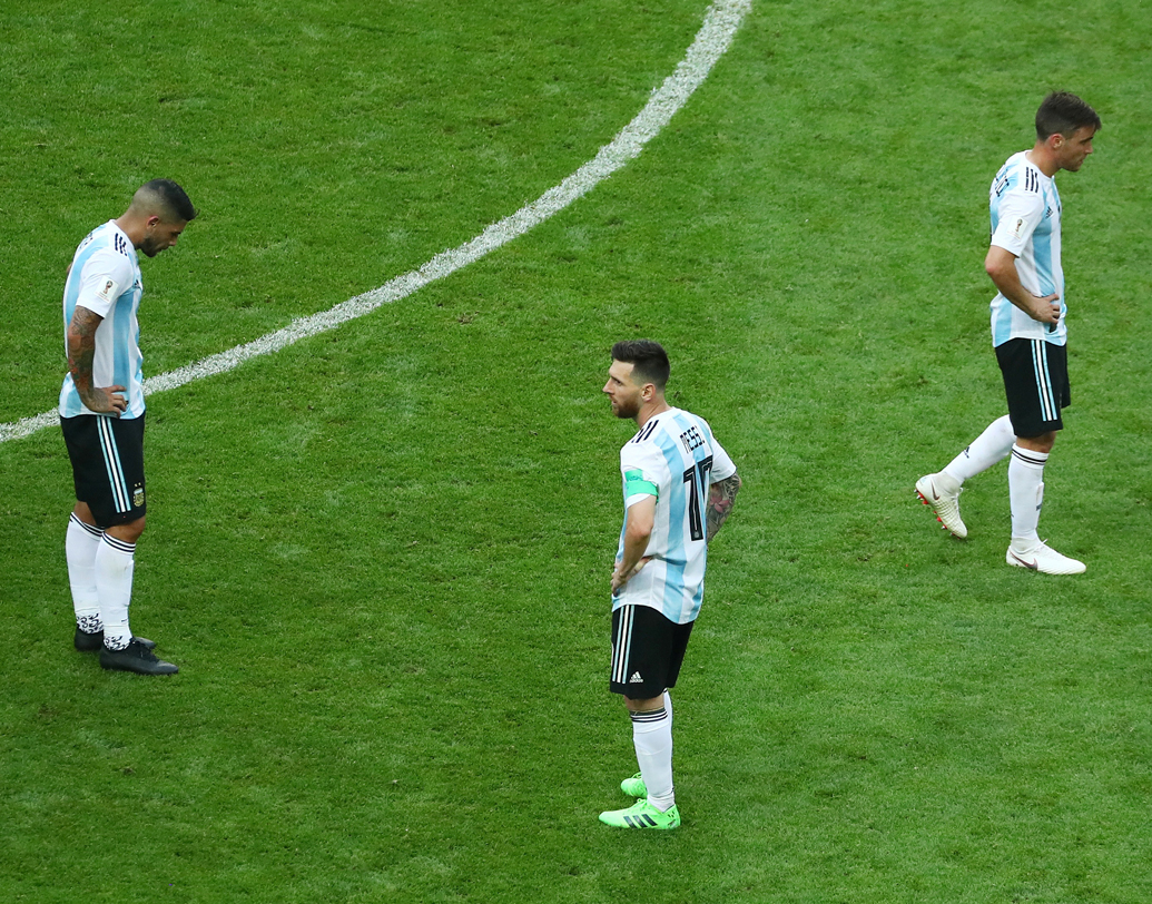 গ্রুপ পর্বের তিন ম্যাচের পরেও মেসি নির্ভরতা কাটিয়ে উঠতে পারল না আর্জেন্টিনা। বিপক্ষ যেন বুঝেই গিয়েছিল, শুধুমাত্র মেসিকে আটকাতে পারলেই শেষ হবে আর্জেন্টিনার দৌড়। আর হলও তাই। ফ্রান্স শুধু মেসিকে খেলতে না দিয়েই বাজিমাত করে গেল। ছবি: রয়টার্স।