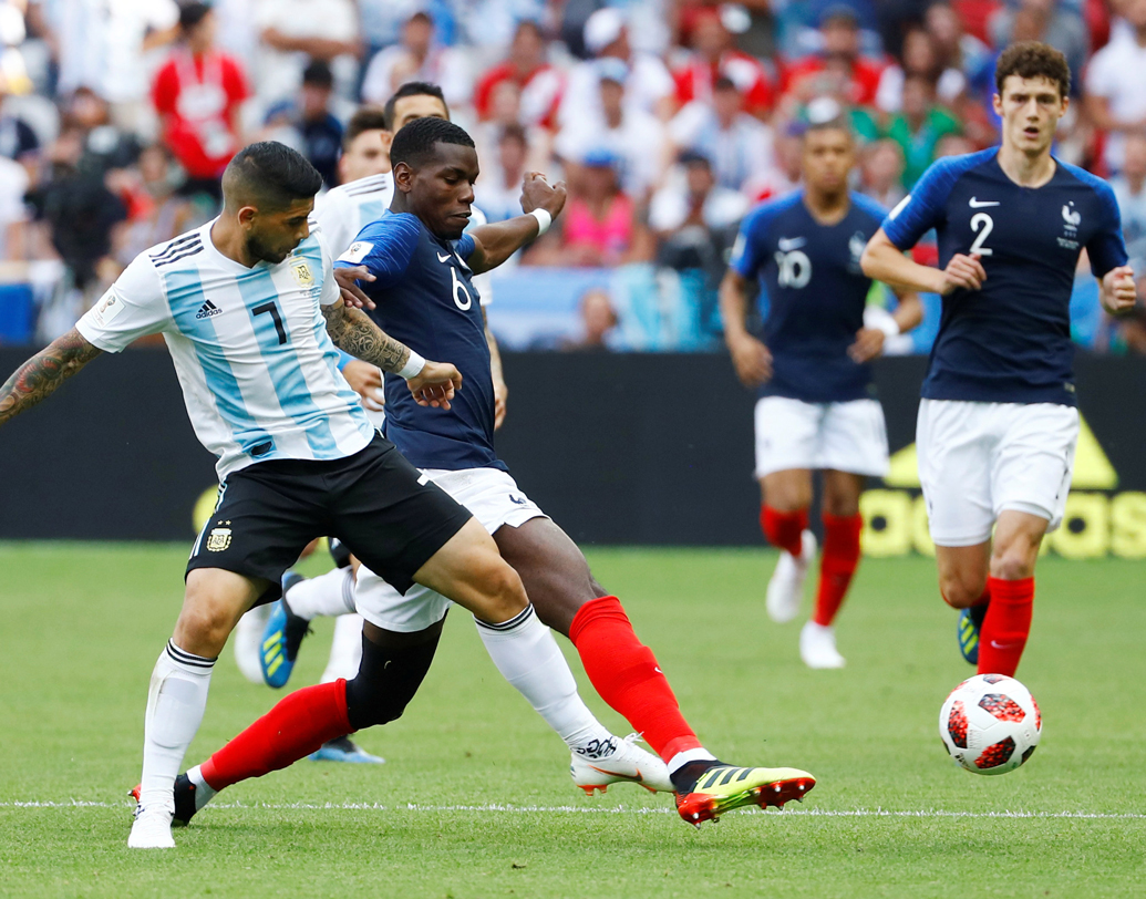 পোগবা, কতেঁ, মাতুইদিদের মাঝমাঠের সামনে নিতান্ত সাদামাটা দেখিয়েছে আর্জেন্টিনা মাঝমাঠকে। বনেগা ছাড়া বাকিদের খুঁজেই পাওয়া যাচ্ছিল না। যার সরাসরি প্রভাব পড়েছে মেসিকে বল যোগানোর ক্ষেত্রে। ছবি: রয়টার্স।