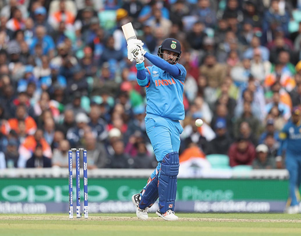 যুবরাজ সিংহ (ভারত): এখনও অবসর দেননি৷ ক্যানসারকে হারিয়ে মাঠেও ফিরেছেন৷ কিন্তু, আর সে ভাবে নিজেকে মেলে ধরতে পারছেন না৷ ২০১৭ সালে শেষ এক দিনের ম্যাচ খেলেছেন৷ ৩০৪ টি ম্যাচ খেলেছেন৷ গড় ৩৬.৫৪৷ উইকেট পেয়েছেন ১১১টি৷ বর্তমান পরিস্থিতি বলছে আগামী বছর বিশ্বকাপে সুযোগ পাওয়ার সম্ভাবনা প্রায় নেই।