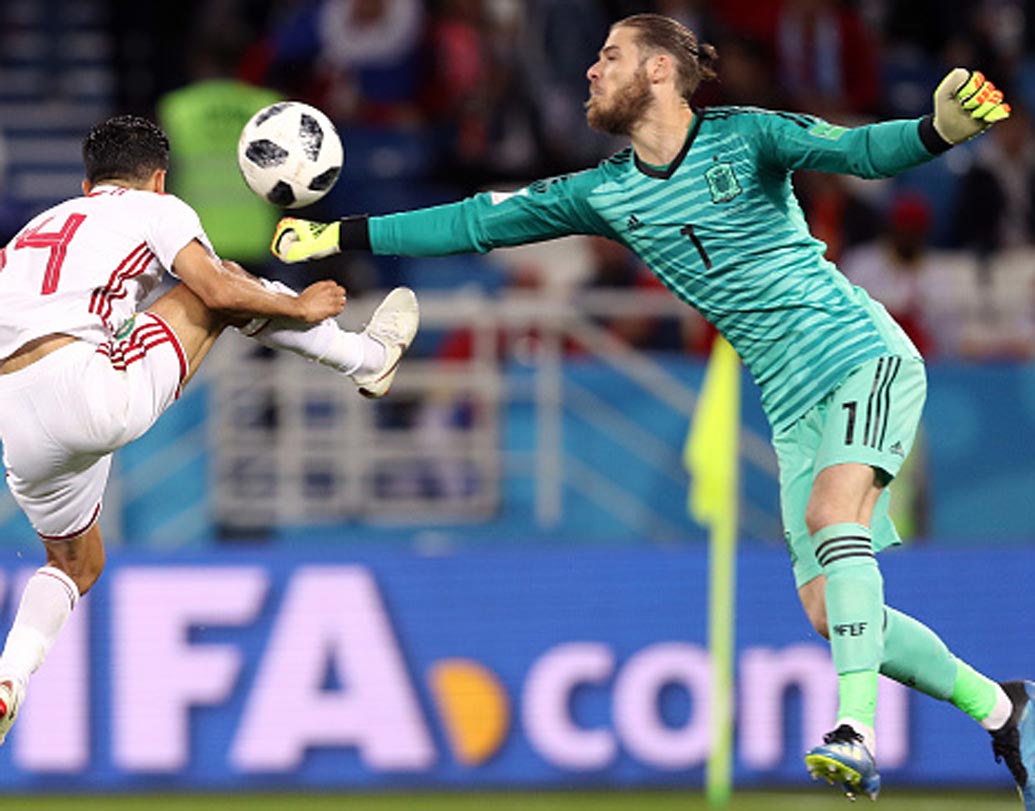 দাভিদ দ্য হিয়াকে: তিন ম্যাচে পাঁচ গোল হজম করা স্পেনের গোলরক্ষক দাভিদ দ্য হিয়াকে নিয়ে উঠছে নানা প্রশ্ন। অবশ্য দ্য হিয়ার উপযুক্ত বিকল্পও নেই স্পেন দলে। তাই রাশিয়ার বিরুদ্ধেও গোলে দ্য হিয়া থাকবেন ধরে নেওয়া যায়। ছবি: গেটি ইমেজেস।