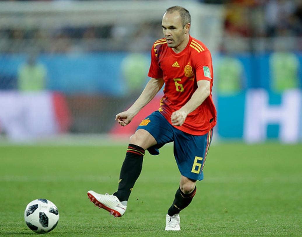 আন্দ্রে ইনিয়েস্তা: নি:সন্দেহে বর্তমান দলের সেরা ফুটবলার। আজকের ম্যাচে তাঁর দিকে অনেকটাই তাকিয়ে থাকবেন নতুন কোচ ফের্নান্দো ইয়েরো। কোয়ার্টার ফাইনালে দলকে তুলতে ইনিয়েস্তা অবশ্যই বড় ভরসা। কেরিয়ারের শেষ বিশ্বকাপে তাঁর কাছে থেকে দুরন্ত পারফরম্যান্স চাইবে দল।