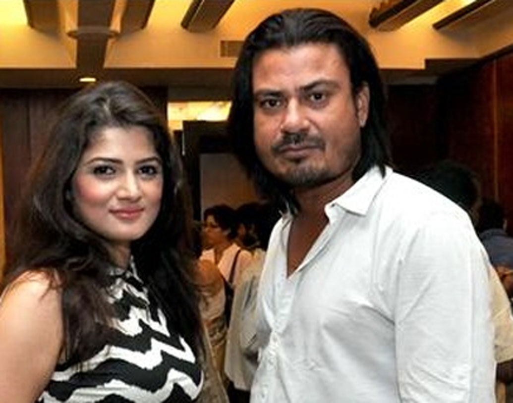 শ্রাবন্তী-রাজীব: ১৫ বছর বয়সে ডিরেক্টর রাজীব বিশ্বাসের সঙ্গে গাঁটছড়া বাঁধেন শ্রাবন্তী। দীর্ঘ ১১ বছরের দাম্পত্য সম্পর্কের তিক্ততা সামনে আসে যখন প্রকাশ্যেই রাজীবকে বিচ্ছেদ দেওয়ার কথা ঘোষণা করেন নায়িকা। ওই মামলা আদালত অবধি গড়ায়। রাজীবের বিরুদ্ধে বিস্ফোরক অভিযোগ এনেছিলেন শ্রাবন্তী। বহু নারীর সঙ্গে তাঁর স্বামীর সম্পর্ক রয়েছে বলে দাবিও করেছিলেন তিনি।