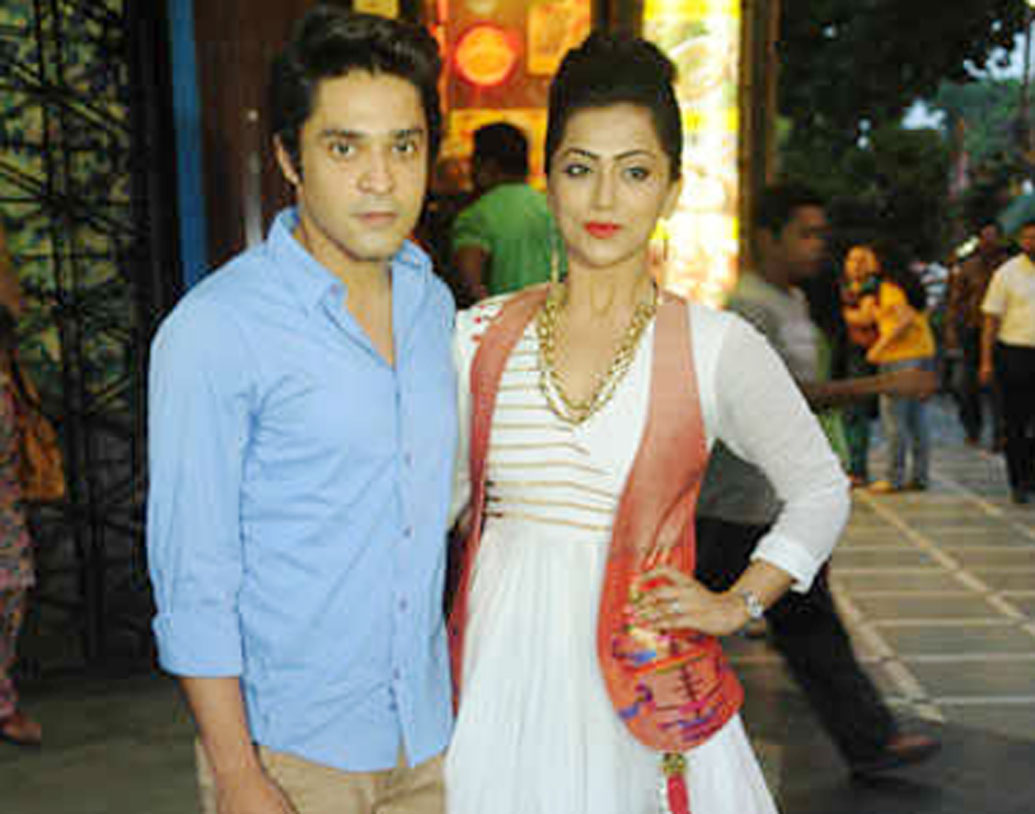 গৌরব-অনিন্দিতা: মহানায়ক উত্তমকুমারের নাতি গৌরব চট্টোপাধ্যায় এবং ছোটপর্দার জনপ্রিয় অভিনেত্রী অনিন্দিতা বসুর প্রেম ২০১৩ সালে পরিণতি পেয়েছিল বিয়েতে| কিন্তু অল্পদিনের মধ্যেই এই বিয়ে ভেঙে যায়। বিচ্ছেদের পর গৌরব বর্তমানে ছোটপর্দায় মনোনিবেশ করেছেন।