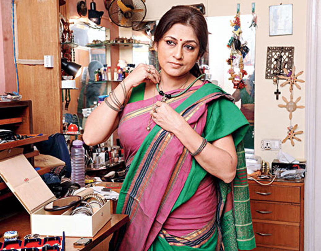 রূপা-ধ্রুব: স্বামী ধ্রুব মুখোপাধ্যায় নাকি নিরাপত্তাহীনতায় ভুগতেন, বিচ্ছেদের সময় এমনই অভিযোগ করেছিলেন অভিনেত্রী রূপা গঙ্গোপাধ্যায়। ১৯৯২ সালে ধ্রুবকে বিয়ে করেছিলেন রূপা। ২০০৬ সালে তাঁদের বিচ্ছেদ হয়ে যায়। শোনা গিয়েছিল, বিচ্ছেদের পর নাকি সহকারী শিল্পী দিব্যেন্দুর সঙ্গে মুম্বইয়ে থাকতে শুরু করেছিলেন রূপা।