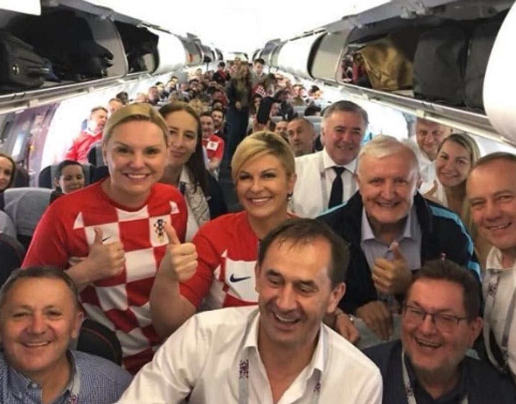 র‌্যকিটিচ, মানজুকিচদের ফুটবল স্কিলে যখম সম্মোহিত ক্রীড়া দুনিয়া, তখন ক্রোটদের সুন্দরী প্রেসিডেন্টের প্রাণোচ্ছলতায় মজেছে নেট দুনিয়া। বিশ্বের অনেক রাষ্ট্রপ্রধানকে ঘিরে যখন নিরাপত্তার বাড়বাড়ন্ত, তখন তিনি প্রেসিডেনশিয়াল প্রোটোকলের বালাই করেন না। সেলিব্রেট করতে কখনও ঢুকে পড়েন খেলোয়াড়দের ড্রেসিং রুমে, কখনও উঠে পড়েন প্লেনের ইকোনমি ক্লাসে।