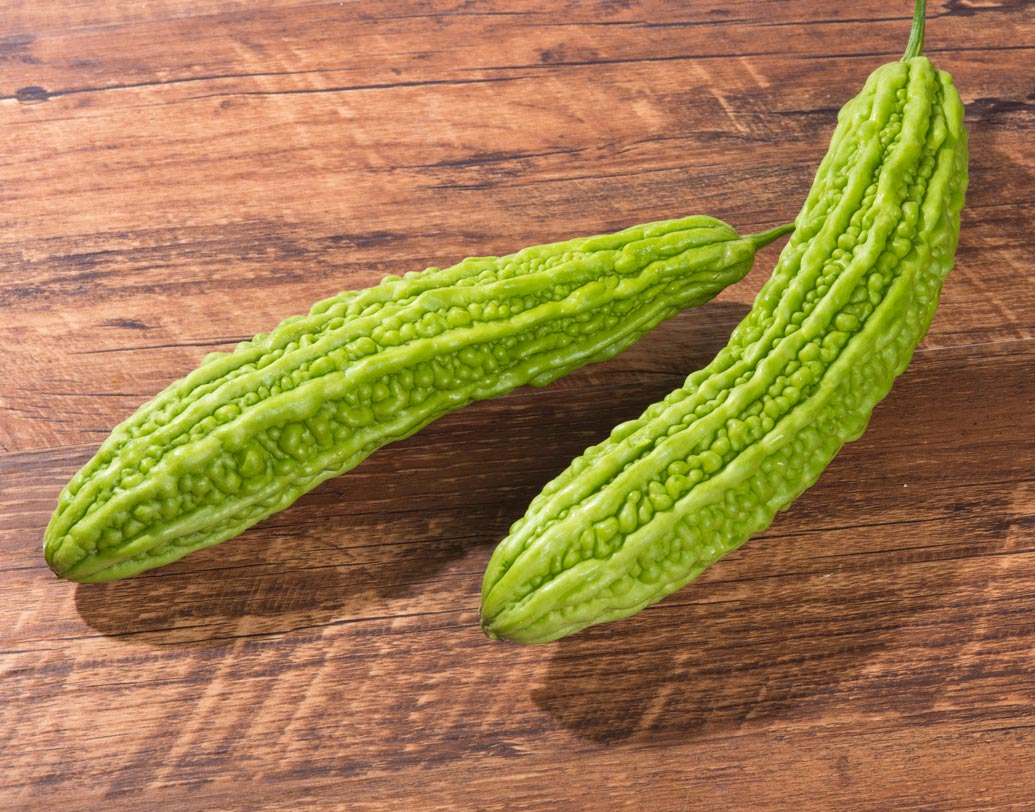 করলার গুণ প্রচুর। রক্তে শর্করার পরিমাণ নিয়ন্ত্রণ করে করলা। এছাড়াও এর আরও গুণ আছে। লিভার পরিষ্কার রাখে, ওজন কমাতেও সাহায্য করে। যে ভাবেই হোক খাওয়াতে হবে তাই অনেকে করলার পদে বেশি করে চিনি মিশিয়ে দেন। কিন্তু এ ভাবে করলা রান্নার কোনও মানে হয় না।