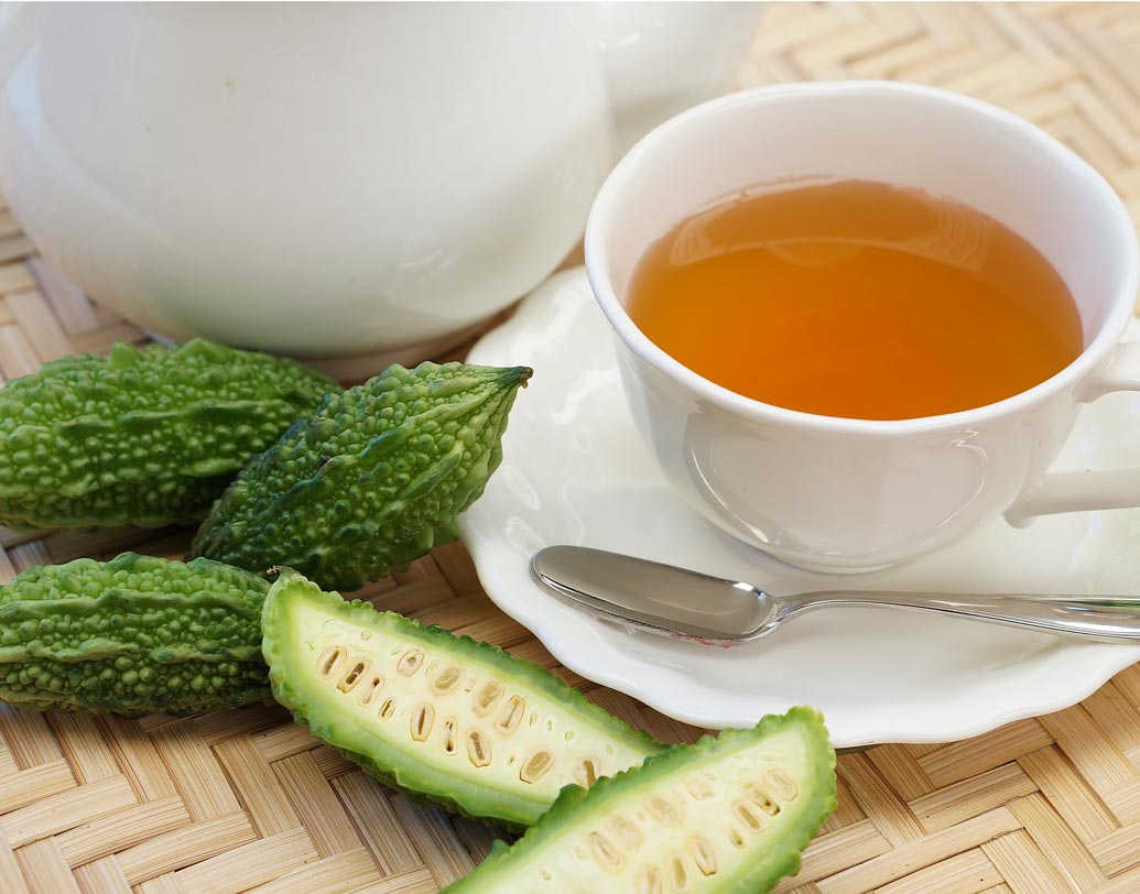 যে বা যাঁদের চিবিয়ে খেতে অসুবিধা হয়, তাঁরা করলা দিয়ে বানিয়ে ফেলুন চা। তবে ভাববেন না যে, করলা চা মিষ্টি হবে। তবে খাওয়া অনেকটা সহজ। এক নিশ্বাসে এক কাপ তেঁতো জল গিলে ফেললেই হল। করলা ভাজা বা করলার অন্যান্য পদের সমান উপকারই আপনি পাবেন এই চা থেকে।