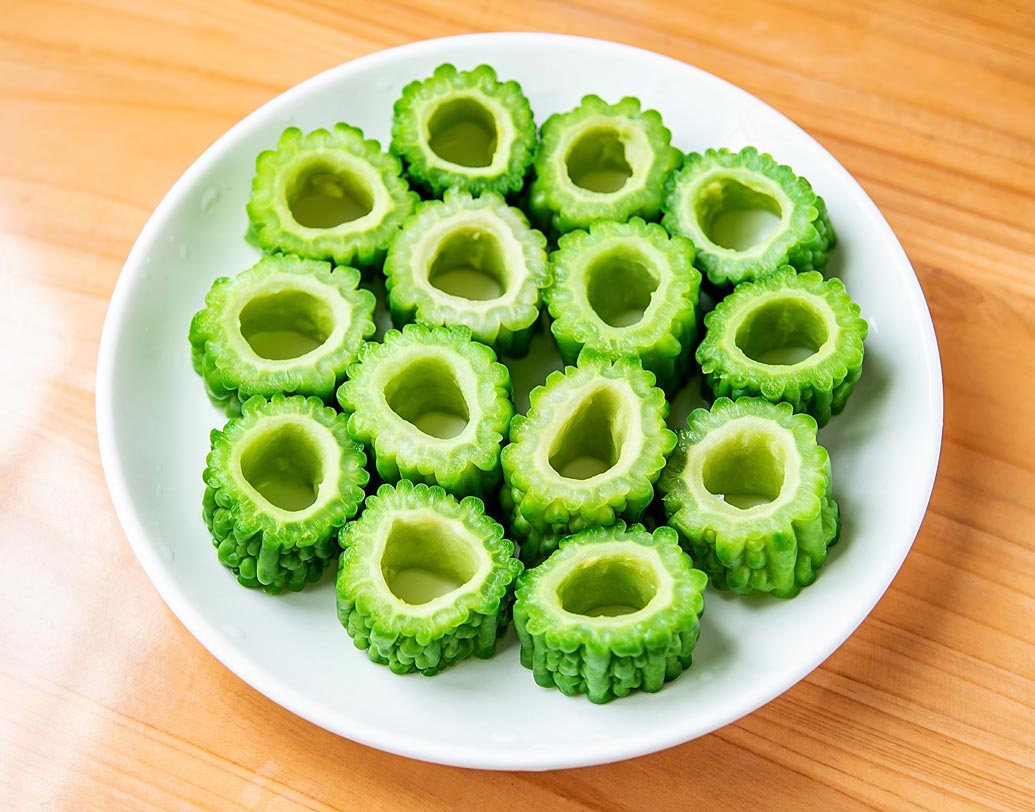 কী ভাবে বানাবেন? জল ফুটে এলে এর মধ্যে পাতলা করে কাটা করলার টুকরো দিয়ে দিন। ১০ থেকে ১৫ মিনিট জল ফুটতে দিন। করলার সমস্ত গুণ জলে চলে আসবে। তারপর নামিয়ে নিন। রোজ ডায়েটে রাখুন এক কাপ করলা চা। খেতে অসুবিধা হলে প্রয়োজনে অল্প মধুও মেশাতে পারেন।