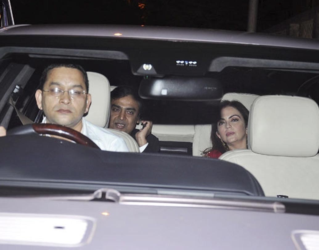 অম্বানীর ব্যক্তিগত গাড়ির চালক মাসে কত আয় করে জানেন? বছর দুই আগে তাঁর আয় ছিল প্রতি মাসে ২ লক্ষ টাকা! এ ছাড়াও তাঁর আরও অনেক গাড়ি এবং প্রত্যেকটির জন্য আলাদা চালকও আছেন। তাঁদেরও মাইনে কিছু কম নয়।