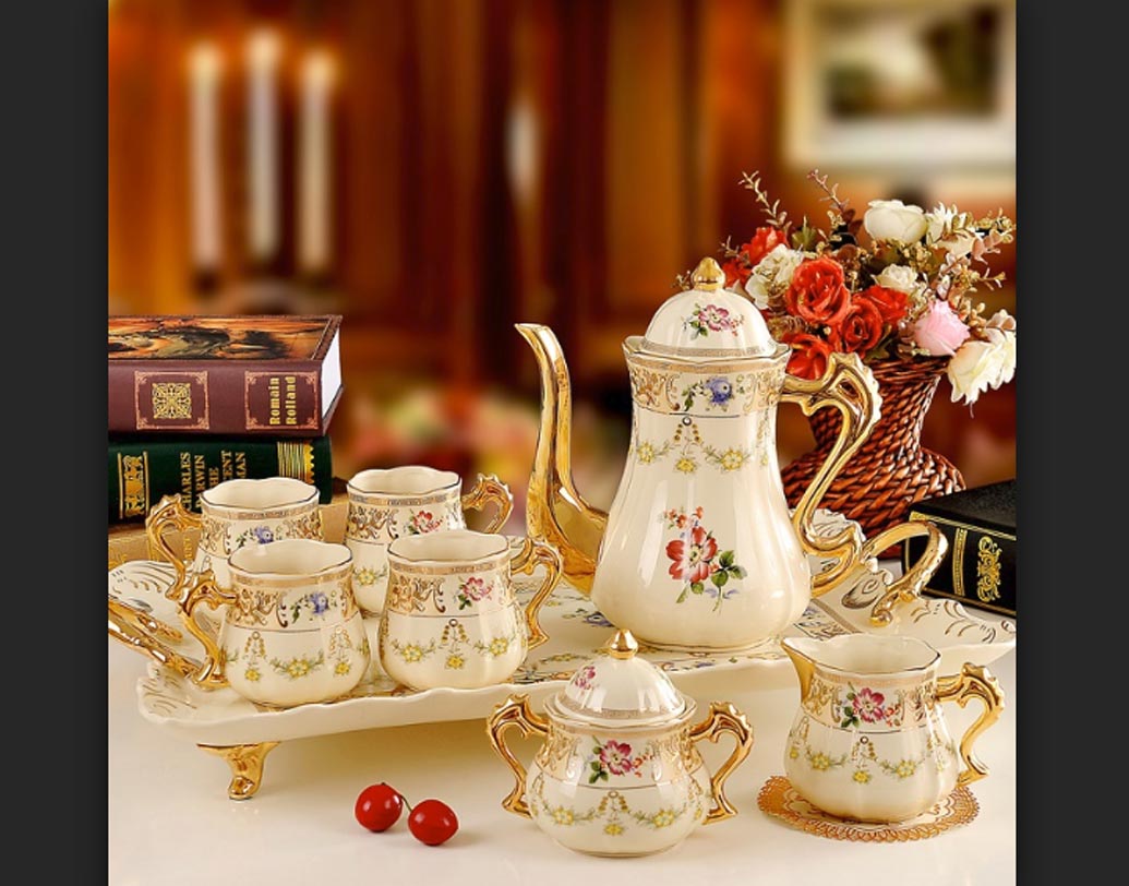 রাস্তার ধারে দাঁড়িয়ে ভাঁড়ে চা খেতে আমরা অভ্যস্ত। আর মুকেশ অম্বানী অভ্যস্ত ৩ লক্ষ টাকার জাপানি টি-সেটে।