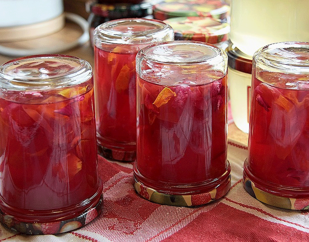 খাবার কেনার সময় তার উপাদান দেখুন, যদি প্যাকেটের গায়ে বিসফেনল এ (বিপিএ) লেখাটা দেখেন তা হলে সেই খাবার আজই বাদ দিন। বিপিএ আসলে প্লাস্টিকের বস্তু তৈরিতে ব্যবহার করা হয়। বেশির ভাগ ক্যান বন্দি খাবারেই বিপিএ থাকে। রাসয়নবিদ সুজাত দে-র মতে, বিপিএ মস্তিষ্কের স্নায়ুতে প্রভাব বিস্তার করে তাকে নিস্তেজ করে দিতে পারে। তাই এড়িয়ে চলুন সে সব। ছবি: পিক্সঅ্যাবে।