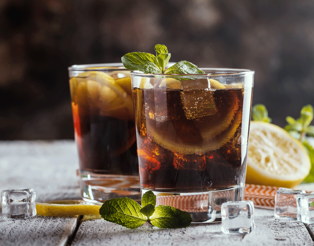 প্রচুর কোল্ড ড্রিঙ্ক খান? এতে থাকা সোডা কিন্তু বিপদে ফেলছে আপনাকে। এমনিতেই ঠান্ডা পানীয় শরীরে প্রবেশ করে জলের চাহিদা বাড়িয়ে তোলে, তার সঙ্গে এতে থাকা সরল শর্করা শরীরের মধ্যে জলের অভাব ঘটিয়ে তাকে করে তোলে ক্লান্ত। যার প্রভাব পডে় মনের উপরও। তাই শুধু ওবেসিটির ভয় থেকেই নয়, হতাশা কাটাতেও দূরে থাকুন এর থেকে। ছবি: পিক্সঅ্যাবে।