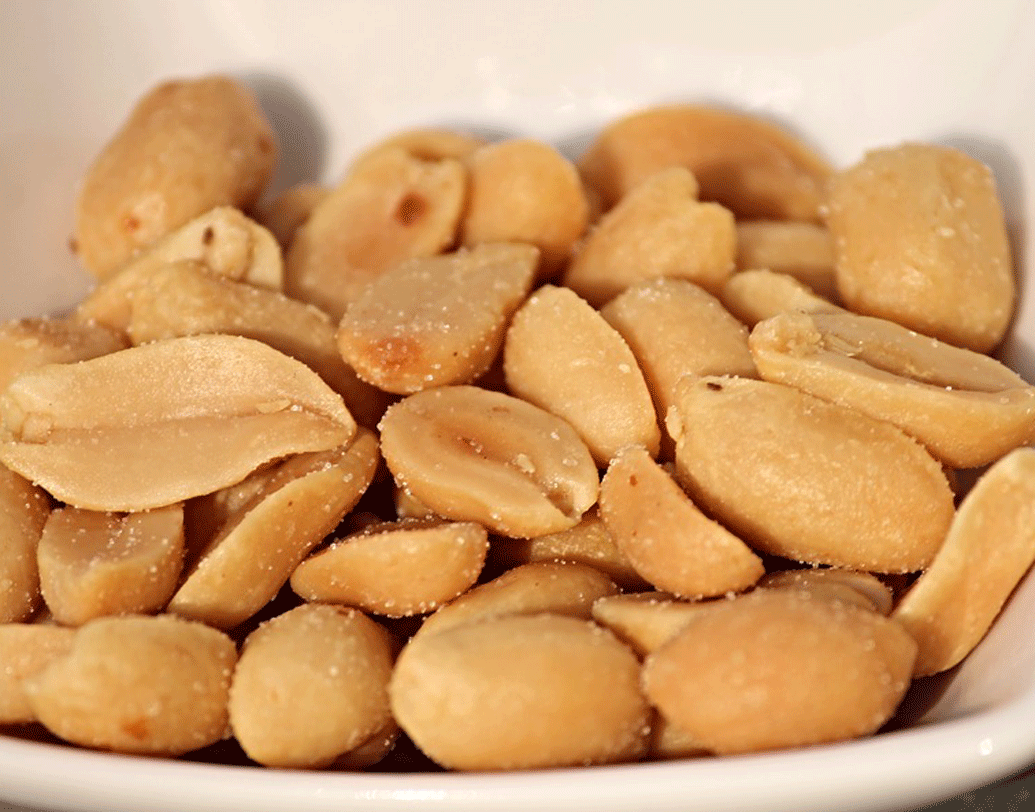 প্যাকেটবন্দি নোনতা বাদামও এড়িয়ে চলুন। এতে প্রচুর পরিমাণ সোডিয়াম থাকে, যা শরীরের ভিতর ভেঙে মোনোসোডিয়াম গ্লুটামেট (এমএসজি) তৈরি করে। যা শরীরকে ভারী করার সঙ্গে ক্লান্ত করে, তার হাত ধরেই আসে হাতাশা। তাই বাদাম খেলে চেষ্টা করুন বাড়িতে শুকনো খেলায় ভেজে, নুন ছাড়া খেতে। ছবি: পিক্সঅ্যাবে।