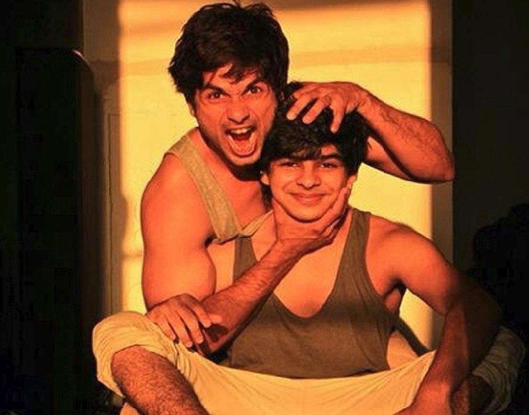 সম্পর্কের পাশাপাশি মিল আছে চেহারাতে। শহিদ কপূরের ছেলেবেলা আর ঈশানের ছেলেবেলার ছবি মিলিয়ে দেখলেই বেশ টের পাওয়া যায় তা। আর সবথেকে বড় কথা, দুজনের আচরণেও অবাক করা মিল।