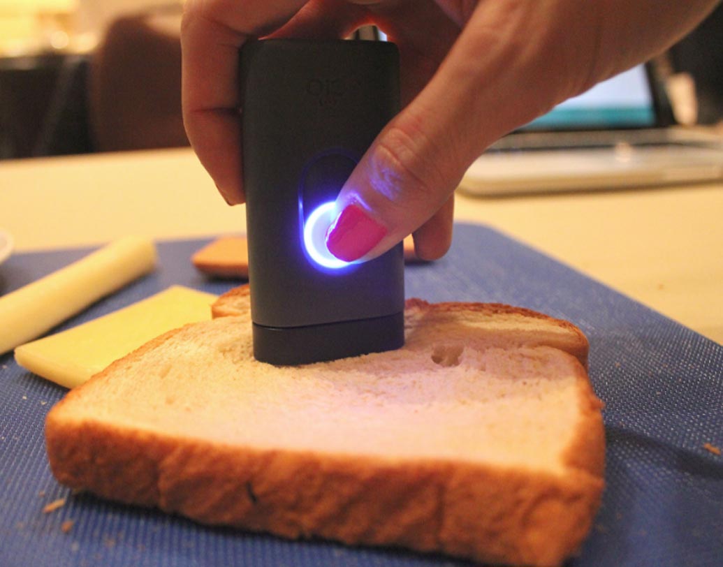 এখন সকলেই ভীষণ ডায়েট নিয়ন্ত্রণ করে চলেন। কোন খাবারে কতটা ক্যালরি, কী পুষ্টিগুণ আছে তা জানতে চান। ডায়েট সেন্সর এই কাজটাই সহজ করে দেয়। যে কোনও খাবারের উপরে এই যন্ত্রটি রেখে চালু করলে তাতে কী কী গুণ আছে সব আপনার মোবাইলে ইনস্টল করা অ্যাপে দেখতে পাবেন।