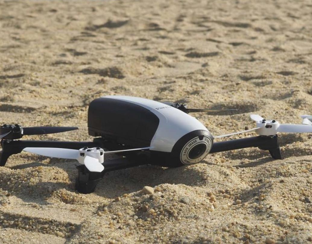 প্যারট ডিস্ক স্পাই ড্রোন। দু’পাশে দুটো ডানা আছে। তাই এটাকে প্যারট ড্রোন বলা হয়। টানা ৪৫ মিনিট ধরে আকাশে উড়তে পারে। সর্বোচ্চ গতিবেগ ঘণ্টায় ৫০ মাইল। অটোমেটিক টেক অফ এবং ল্যান্ডিংও করতে পারে।