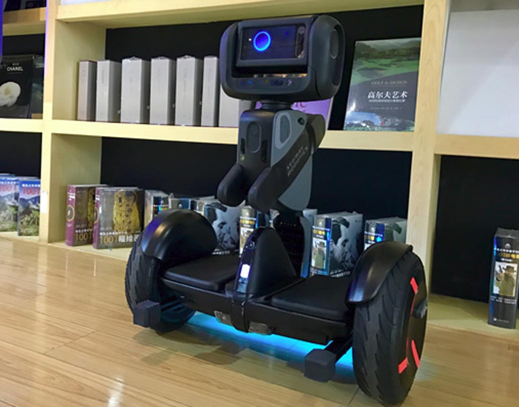 উন্নত প্রযুক্তির রোবট লোমো। সাধারণ রোবটের থেকে অনেকটাই আলাদা এই রোবট। জিপিএস ট্র্যাকার, ভয়েস রেকগনাইজার, এমনকী বিশেষ সেন্সরও আছে। রোবট চড়ে এক জায়গা থেকে অন্য জায়গায় যেতেও পারবেন।