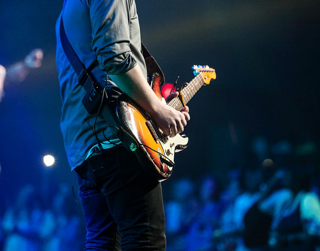 গিটার বাজাতে পারেন? না পারলে শিখে নিতেই পারেন। কোনও কোনও সমীক্ষার ফল বলছে, বাদ্যযন্ত্রগুলির মধ্যে গিটার পছন্দ করেন বেশির ভাগ মেয়ে। তাই গিটার বাজাতে জানলে তাঁদের নজরে পড়া যায় সহজেই। প্রমাণ চান? কলেজ-বিশ্ববিদ্যালয়ের ক্যান্টিনে গিটারের বাড়বাড়ন্ত দেখুন! ছবি: পিক্সঅ্যাবে।