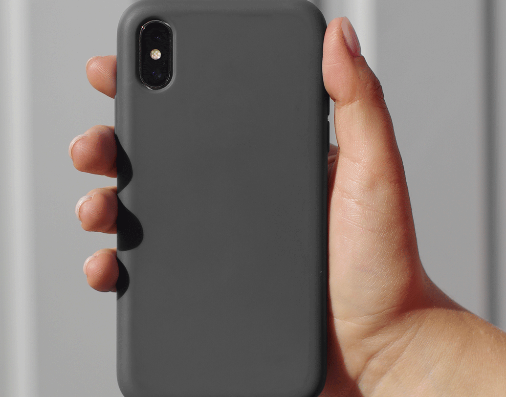 ফোনের ব্যাক কভার কোন উপাদানের? ক’দিন খুলে পরিষ্কার করেন? চর্মরোগ বিশেষজ্ঞ সঞ্জয় ঘোষের মতে, সস্তা প্লাস্টিক কভার থেকে অনেক সময়ই অ্যালার্জি ছড়াতে পারে। এ ছাড়া ব্যাককভার খুলে নিয়মিত পরিষ্কার না করলে চামড়ায় নানা সংক্রমণও ঘটতেই পারে। সুতরাং সাবধান হোন আজই। ছবি: শাটারস্টক।