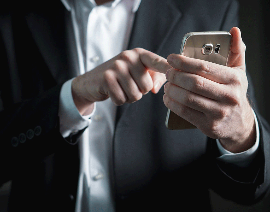 সারাদিন ফোনে খুটখুট কিন্তু ক্ষতি করছে আঙুলেরও।  স্নায়ুরোগ  বিশেষজ্ঞ কল্লোল কুমার দে -র মতে, মাত্রাতিরিক্ত মোবাইল ব্যবহার আঙুলের  স্নায়ুর উপর চাপ ফেলে, পেশীক্লান্তি ঘটায়। সারা দিন অনলাইন গেমস বা টেক্সটিংয়ে ব্যস্ত থাকা আঙুলকে মাঝে মাঝে আরাম না দিলে আঙুল অবশ হয়ে যেতে পারে এক সময়। বাড়াবাড়ি হলে অস্ত্রপচারও করতে হতে পারে।  ছবি: পিক্সঅ্যাবে।