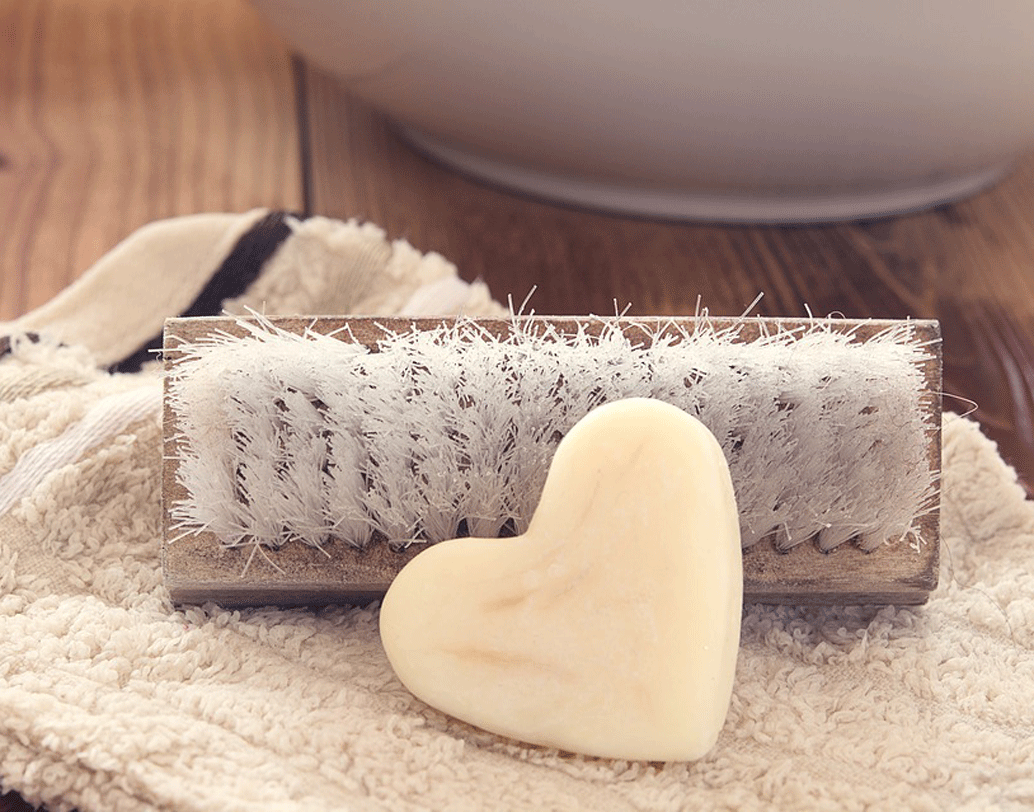 ঘন ঘন ফোনের স্ক্রিনে হাত দেন আর তার পর সেই হাতই চালান করে দেন মুখে? তা হলে আজই সচেতন হোন। এমনিতেই হাত না ধুয়ে খাবার খাওয়া অস্বাস্থ্যকর, তার উপর যদি ফোনের স্ক্রিনে জমে থাকা ধুলো আর অসংখ্য জীবাণু সংক্রামিত হাত যদি মুখে দেন, তা হলে পেটের অসুখের সম্ভাবনা বেড়ে যায় অনেক। ছবি: পিক্সঅ্যাবে।