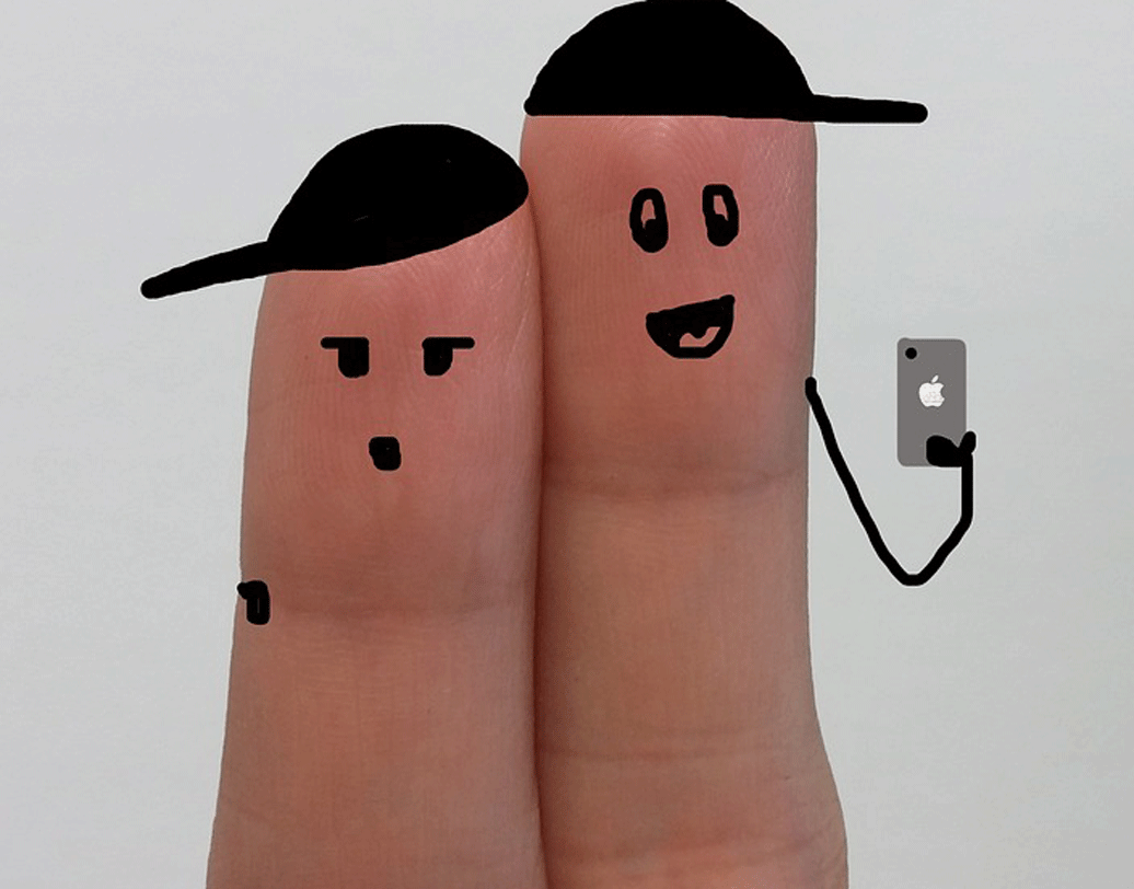 নিজস্বীর সময় সঙ্গীদের সঙ্গে খুব ঘন হয়ে দাঁড়ান? তা হলে সাবধান! হতে পারে উকুন! সম্প্রতি সর্বভারতীয় এক সংবাদমাধ্যমের সমীক্ষা অনুযায়ী, উকুন হওয়ার প্রবণতা বাড়ে মোবাইল থেকেই। নিজস্বী তোলার সময় ঘেঁষে দাঁড়ানো, সঙ্গে মোবাইলের ফ্ল্যাশ— দুই-ই উত্তেজিত করে উকুনদের। তারা এক মাথা থেকে অন্য মাথায় ছড়িয়ে পড়ার সুযোগ পায়। ছবি: পিক্সঅ্যাবে।