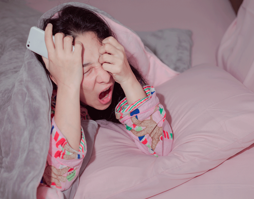 দিনের অনেকটা সময় মোবাইলের দিলে অনিদ্রার প্রকোপে পড়বেন সহজেই। চিকিৎসাবিজ্ঞান বলছে, মোবাইলের উজ্জ্বল আলো আর রশ্মি মস্তিষ্ককে উত্তেজিত করে। বিরাম পায় না সেন্ট্রাল নার্ভাস সিস্টেম। ফলে স্নায়বিক উত্তেজনায় ঘুমের পরিমাণ কমে।  ছবি: পিক্সঅ্যাবে।