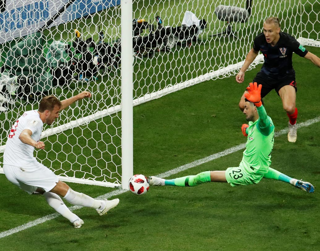 প্রথমার্ধে একাধিক বার সুযোগ এলেও তেমন কিছুই করতে পারেননি ইংল্যান্ডের ফুটবলাররা। বহু বার আক্রমণে গেলেও একটিমাত্র গোলেই সন্তুষ্ট থাকতে হয়েছে ইংল্যান্ডকে। প্রথমার্ধে একাধিক সুযোগ হারানোর ফল ভুগতে হল তাদের।