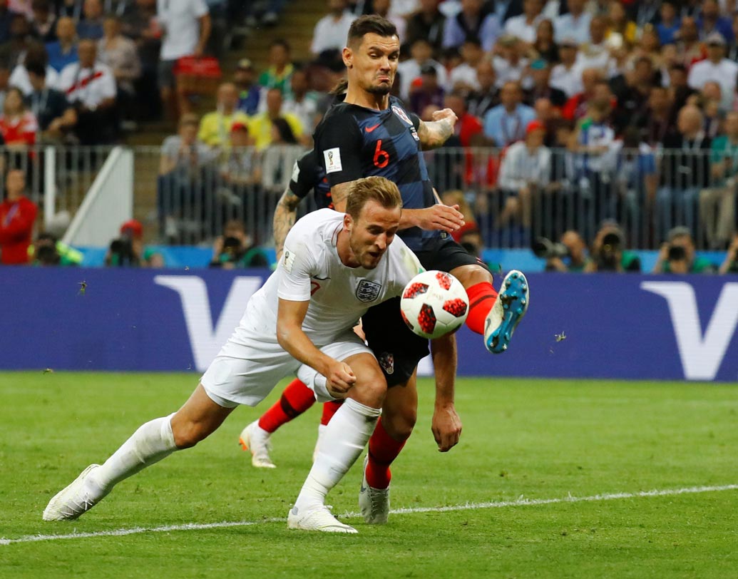 ক্রোয়েশিয়া কোচ জ্লাটকো দালিচের ছকে আটকে গেলেন হ্যারি কেন। লিয়োনেল মেসিকে আটকে দেওয়ার পড়ে হ্যারি কেনকেও খেলতে দেবেন না, বলেছিলেন ক্রোয়েশিয়ার কোচ। সেটা তিনি করালেন দলের দুই ডিফেন্ডারকে দিয়ে। হ্যারি কেন বল পেলেই তাঁর সামনে চলে আসছিলেন দু’জন ফুটবলার।