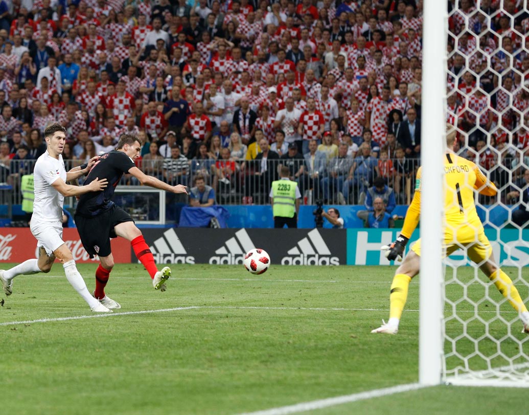 ইংল্যান্ডের অনভিজ্ঞ ডিফেন্স ক্রোয়েশিয়ার কাজটা অনেক সহজ করে দিয়েছিল। ক্রোয়েশিয়ার আক্রমণ মোকাবিলা করার ক্ষেত্রে বা সেই আক্রমণ ফিরিয়ে দেওয়ার ক্ষেত্রে এই অনভিজ্ঞতা প্রকট হয়ে উঠছিল বার বার।