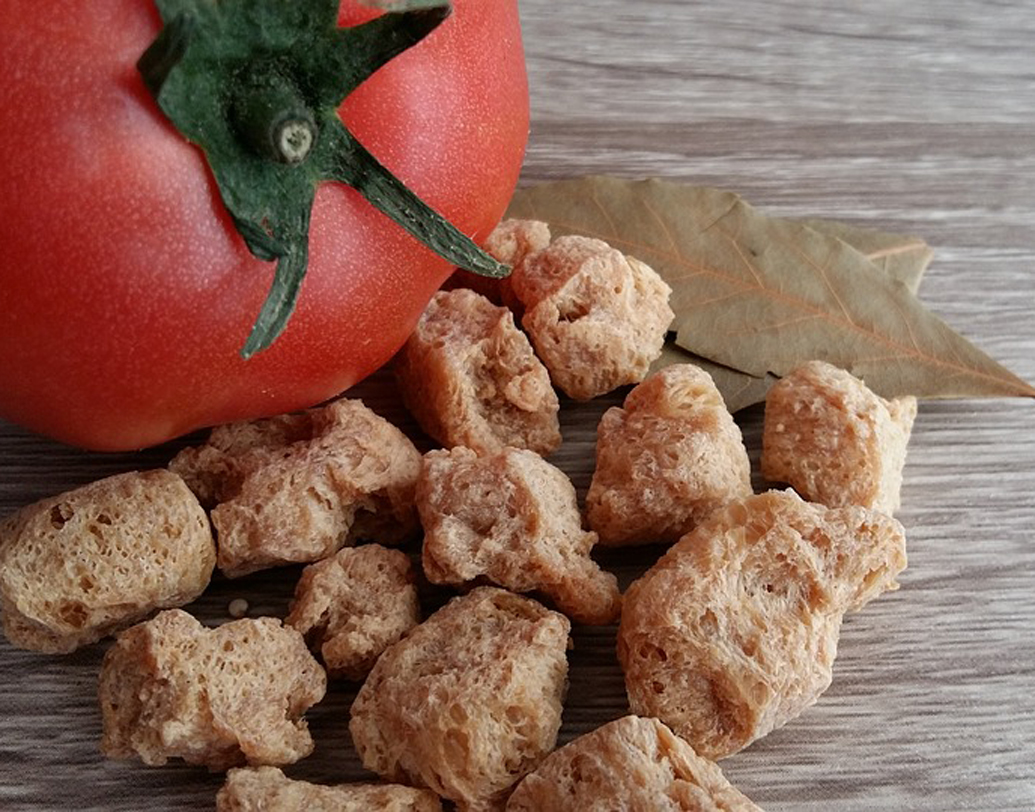 মেনুতে রাখুন প্রচুর পরিমাণে প্রোটিনযুক্ত খাবার। ভিটামিন সি ও বি সমৃদ্ধ প্রোটিন খাবার চোখের পাতাকে কালো করে। প্রাণীজ প্রোটিন ছাড়াও সয়াবিন জাতীয় উদ্ভিজ্জ প্রোটিন ডায়েটে রাখলে উপকার পাবেন। সয়া প্রোটিন চোখে নতুন পাতা জন্মাতে সাহায্য করে। ছবি: পিক্সঅ্যাবে।