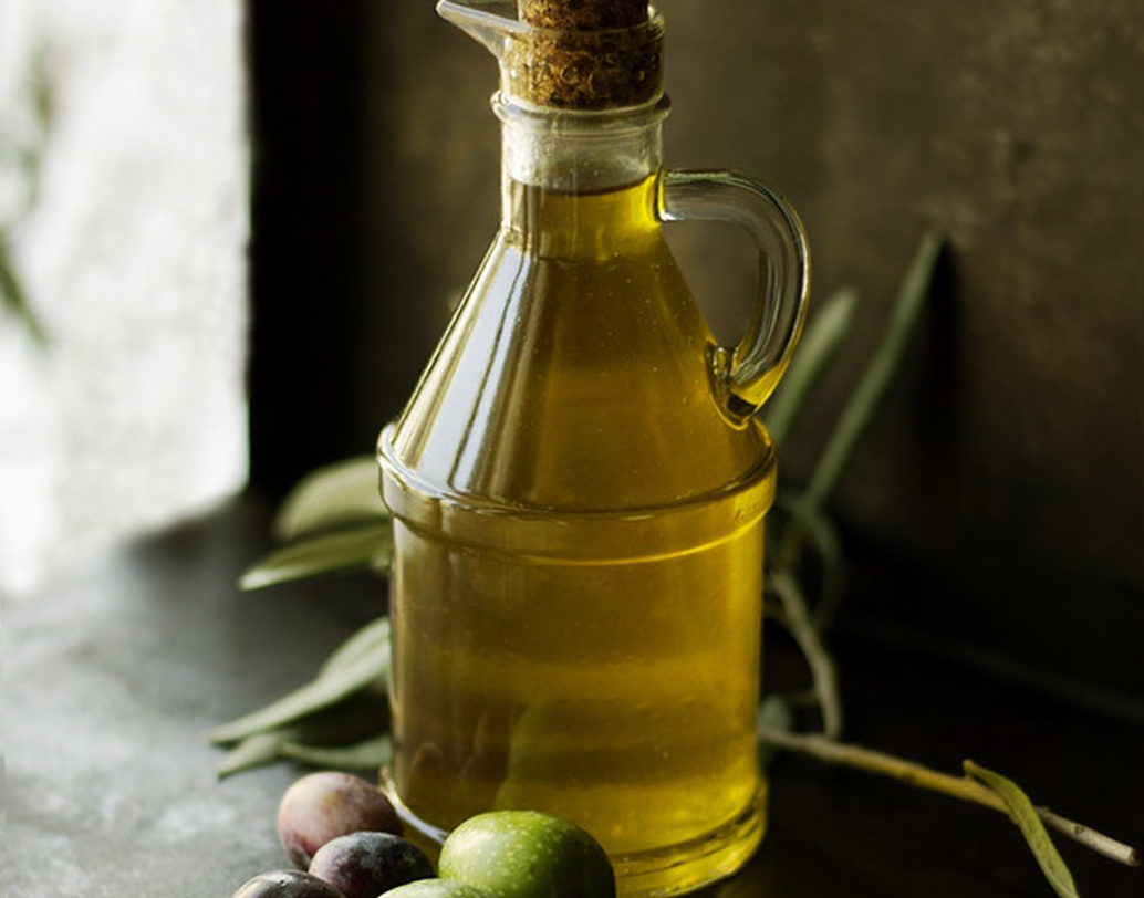 অলিভ অয়েলের সঙ্গে ক্যাস্টর অয়েল মিশিয়ে চোখের পাতায় লাগালে উপকার মিলবেই। ক্যাস্টর অয়েল চুলের বৃদ্ধিরোধক মাইক্রো অর্গানিজমের সঙ্গে লড়ার ক্ষমতা রাখে। প্রতি দিন ঘুমতে যাওয়ার আগে তুলোয় করে কয়েক ফোঁটা ক্যাস্টর অয়েল ও অলিভ অয়েলের মিশ্রণ চোখে লাগান। সকালে উঠে উষ্ণ গরম জলে তা ধুয়ে ফেলুন। ছবি: আনস্প্ল্যাশ।