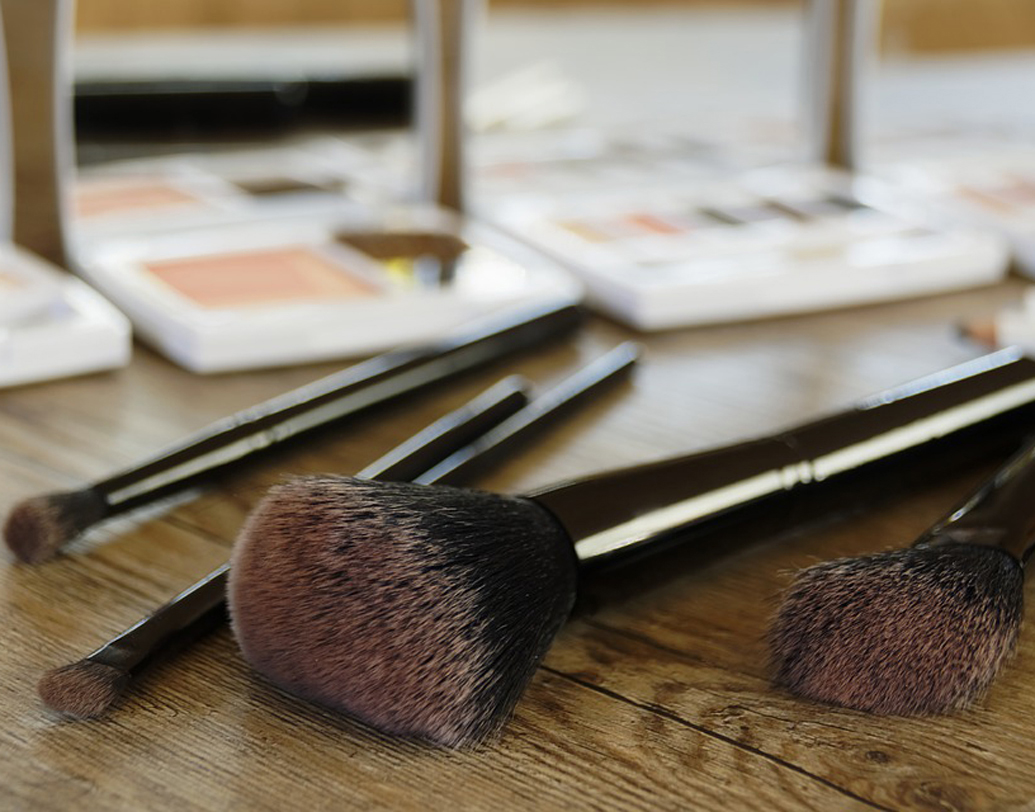 খবরদার, চোখে মেক আপ নিয়ে ঘুমতে যাবেন না। বাড়ি ফিরে যত ক্লান্তই থাকুন, তুলোয় ময়শ্চারাইজার বা নারকেল তেল মাখিয়ে আগে তুলুন চোখের মেক আপ। মেক আপে থাকা কেমিক্যালস সারা রাত চোখে থাকলে তা বসে যায় চোখের চামড়ায় ও দ্রুত ঝরিয়ে দেয় চোখের পাতা। ছবি: পিক্সঅ্যাবে।