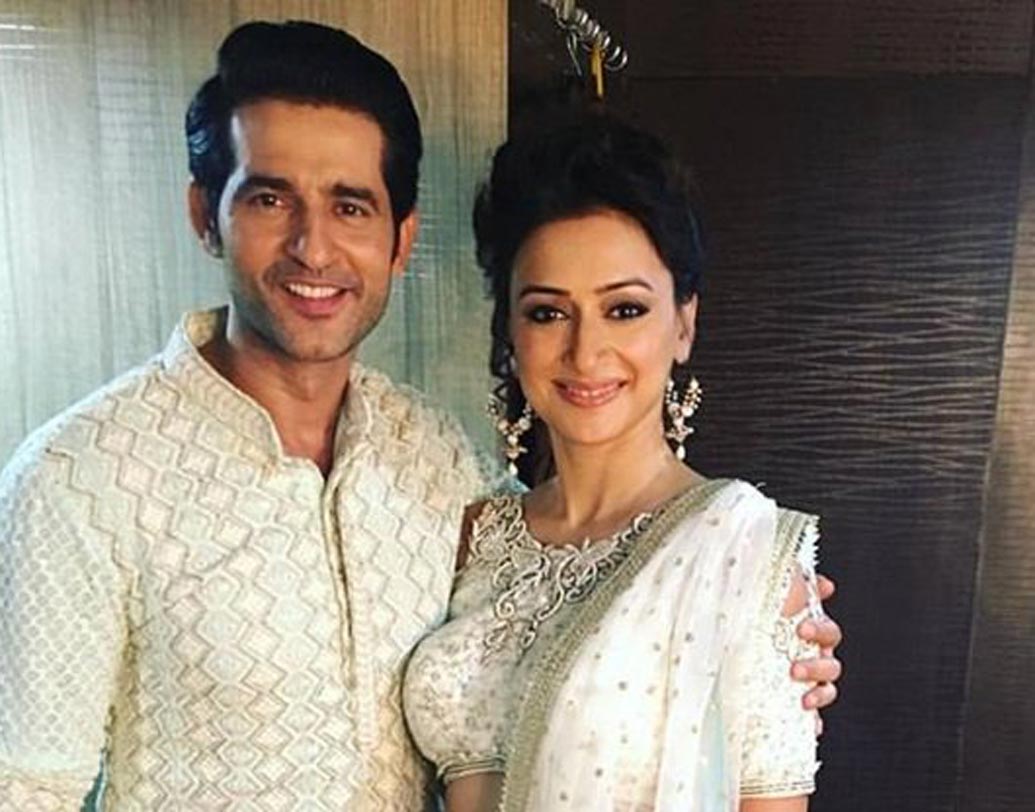 গৌরী-হিতেন: একতা কপূরের ‘কুটুম্ব’ সিরিয়ালে তাঁদের কেমিস্ট্রি দেখে আপ্লুত হয়ে গিয়েছিলেন দর্শকরা। দর্শকরাও যেন চাইতেন, বাস্তবেও দু’জন যদি পরস্পরের প্রেমে পাগল হতেন! আর হলও তাই। বাস্তবেও বিয়েটা সেরে ফেললেন গৌরী-হিতেন। আর এখন? দুই সন্তানের বাবা-মা তাঁরা। সোশ্যাল মিডিয়াতেও পরস্পরের ছবি পোস্ট করতে ভোলেন না।