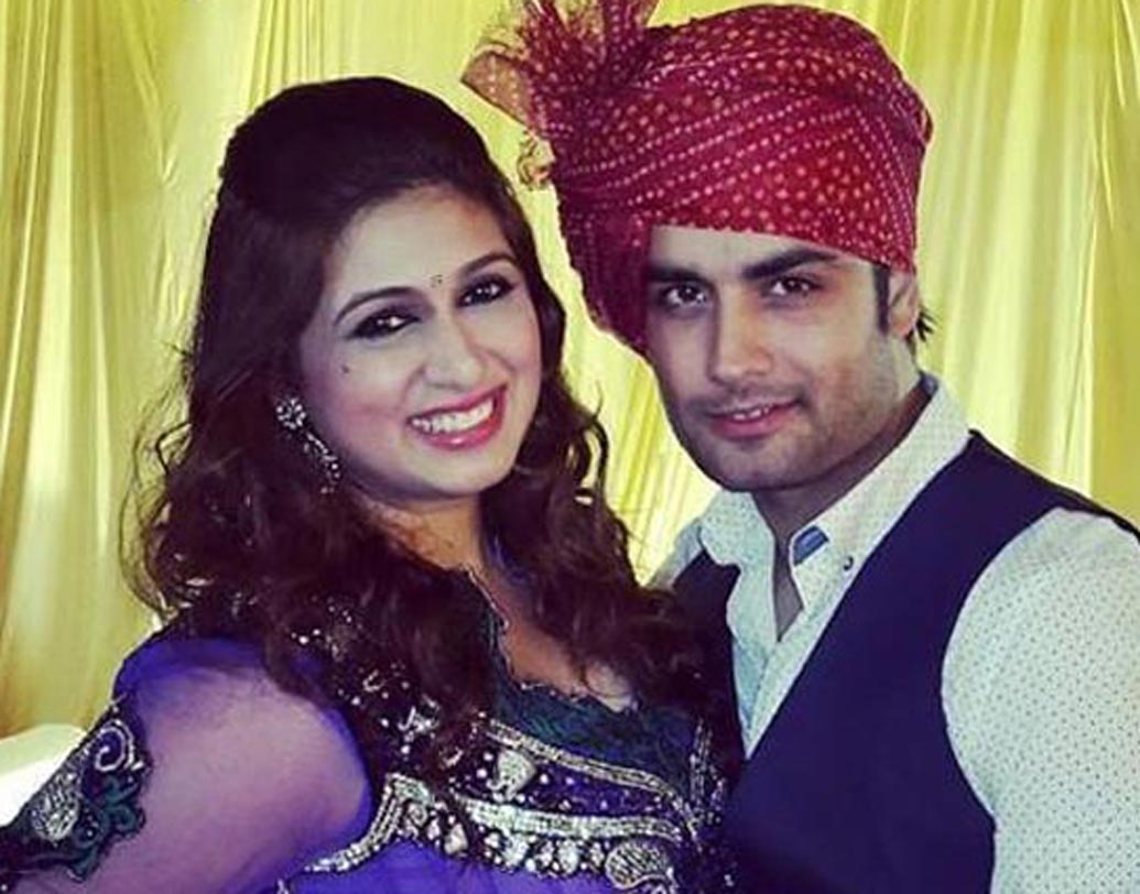 ভিভিয়ান দি’সেনা-ভাহবিজ দোরাবজি: ‘পেয়ার কি ইয়ে এক কহানি’-র সময় থেকেই পরস্পরের সঙ্গে তীব্র প্রেম ছিল এই দুই জনপ্রিয় অভিনেতার। টিনেজ ড্রামাটি যত জনপ্রিয় হয়, এই লাভিডাভি কাপলের প্রেম ততই ঘন হতে থাকে। ২০১৩ সালের ৭ জানুয়ারি সাত পাকে বাঁধা পড়েন দু’জনে। তবে জনপ্রিয় এই কাপল ‘ভিভা’-র বিচ্ছেদ হয়ে যায় ২০১৭ সালে।