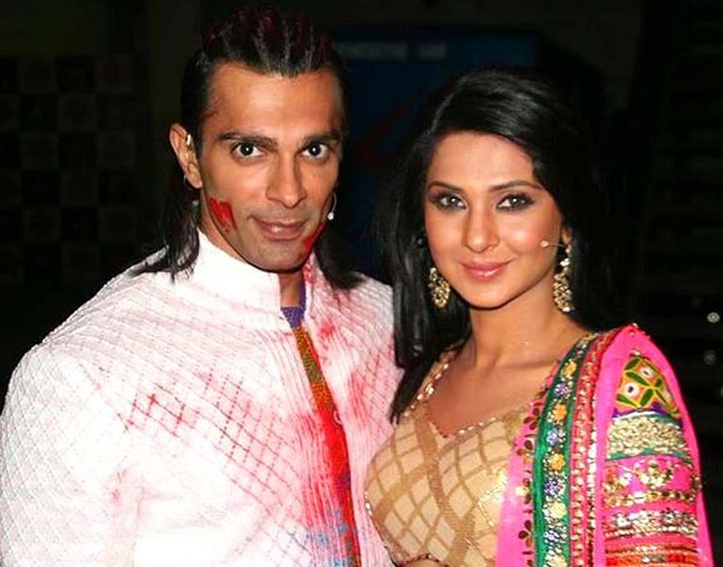 জেনিফার উইংজেট-কর্ণ সিং গ্রোভার: ‘দিল মিল গ্যায়ে’-র সময় থেকেই আলাপ দু’জনের। একে মূল চরিত্র। তার মধ্যে পরস্পরের প্রেমে পাগল সেই চরিত্র দু’টি। রিল লাইফের প্রেম গড়াল রিয়েলেও। ২০১২ সালে বিয়ে করেন তাঁরা। পরে যদিও সেই বিয়ে ভেঙে যায়। কর্ণ বিয়ে করেন বিপাশা বসুকে।