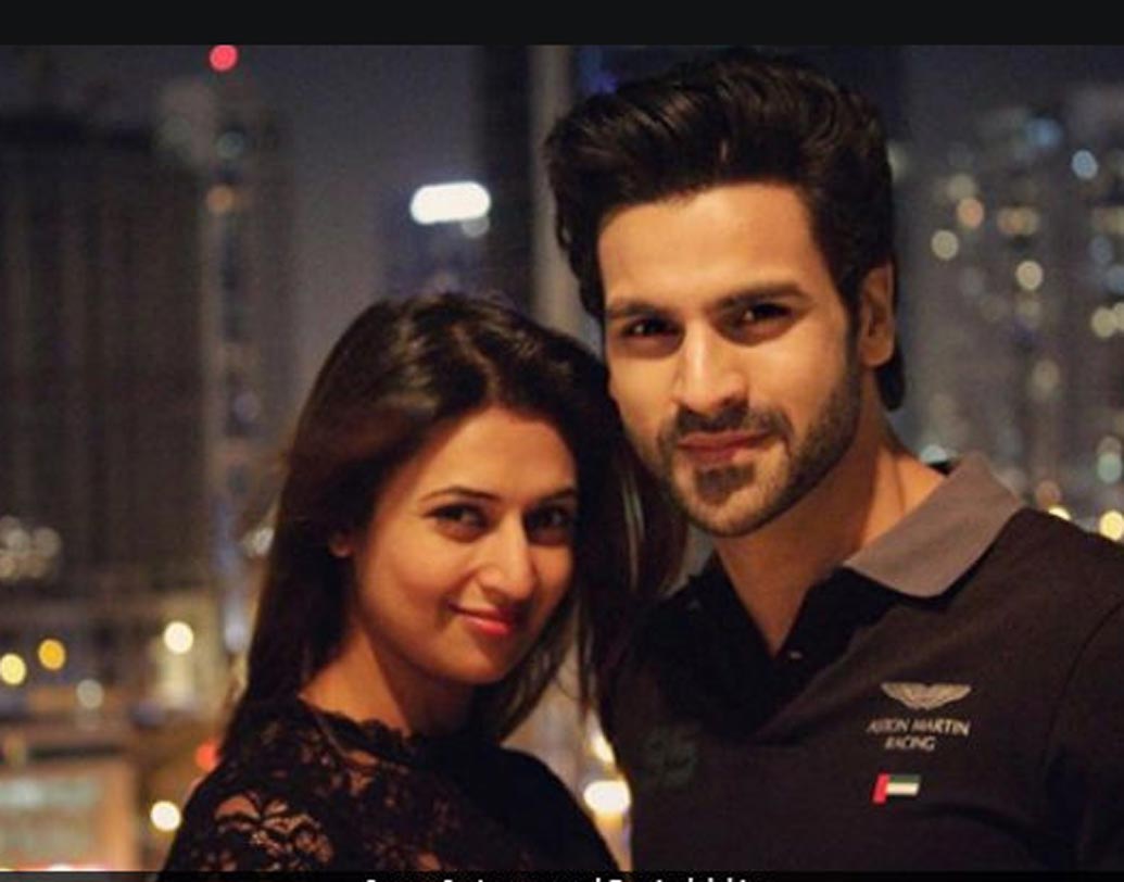 দিব্যাঙ্কা ত্রিপাঠী ও বিবেক দাহিয়া: বহু বছরের সম্পর্ক ভেঙে গিয়েছিল দিব্যাঙ্কার। পরে বন্ধুত্ব হয় বিবেকের সঙ্গে। একতা কপূরের ‘ইয়ে হ্যায় মহব্বতেঁ’-র সময় থেকেই আলাপ। প্রথম দর্শনে প্রেম একেবারেই নয়। বন্ধুত্ব ধীরে ধীরে ভালবাসায় পরিণত হয়। বিয়ে করেছেন ২০১৬ সালে।