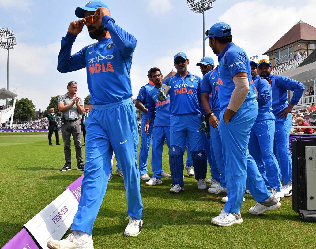 টস জয়: টসে জিতেই প্রাথমিক কাজটা সেরে ফেলেছিলেন অধিনায়ক বিরাট কোহালি। রান তাড়া করতে সিদ্ধহস্ত ভারত তাই ফিল্ডিং নিতে দ্বিতীয় বার ভাবেননি। ছবি: এএফপি।