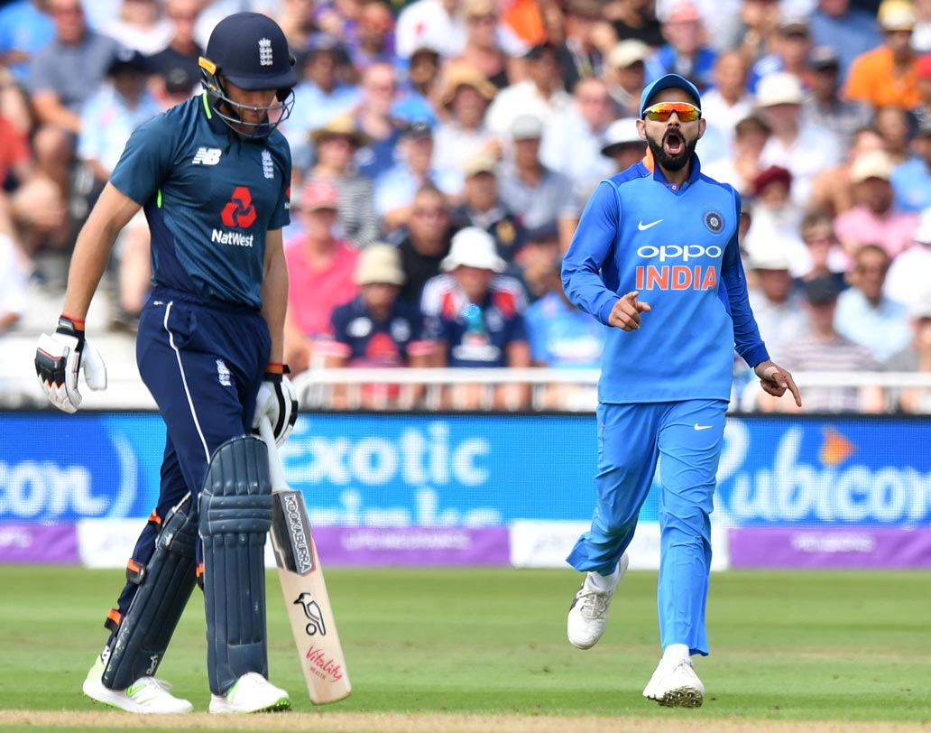 অধিনায়ক কোহালি: শুরু থেকেই অধিনায়ক বিরাট কোহালির বডি ল্যাঙ্গুয়েজ ছিল দেখার মতো। দিন দিনই যেন আরও পরিণত হয়ে উঠছেন তিনি। যে ভাবে গুরুত্বপূর্ণ সময় বোলার পরিবর্তন করলেন, তা বিশ্বের অনেক তাবড় অধিনায়কদের তাক লাগিয়ে দেবে। ছবি: এএফপি।