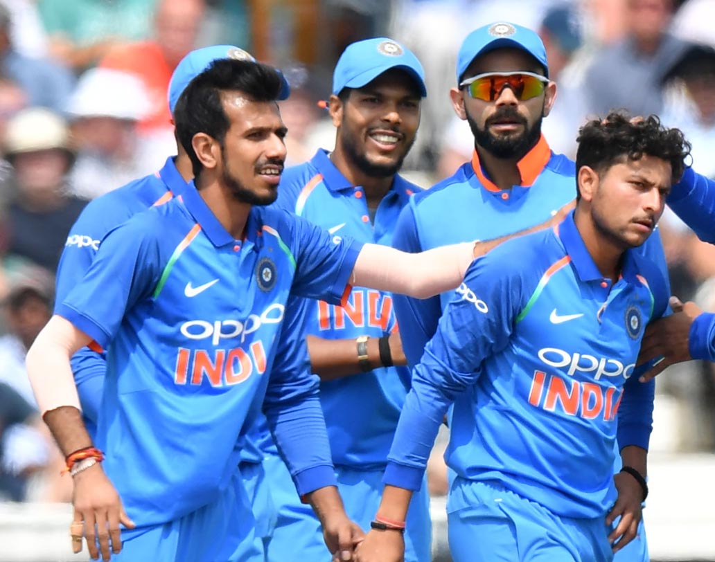 স্পিনের দাপট: ভারতীয় দলের দুই স্পিনার কুলদীপ যাদব এবং যুজবেন্দ্র চহালের কোনও উত্তরই ছল না ইংল্যান্ডের ব্যাটসম্যানদে সামনে। দুই রিস্ট স্পিনারের জোড়া আক্রমণে ক্রমেই কোণঠাসা হয়ে পড়তে থাকেন রুট-বাটলাররা। ছবি: এএফপি।