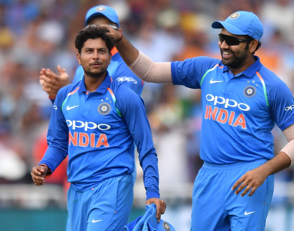 অনবদ্য কুলদীপ: সময় যত গড়িয়েছে, ততই ইংল্যান্ডের সামনে ভয়ঙ্কর হয়ে উঠেছেন কুলদীপ। কী ভাবে এই বাঁ হাতিকে সামলাবেন, তার কোনও উত্তরই পাননি ইংল্যান্ডের ব্যাটসম্যানরা। ছ’উইকেট নিয়ে একাই বিপক্ষের মেরুদণ্ড ভেঙে দেন কুলদীপ। ছবি: এএফপি।