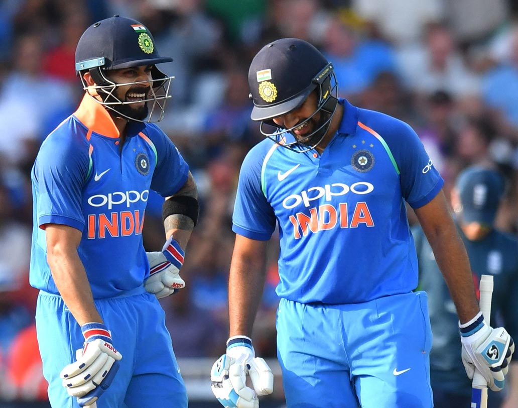 রোহিত-বিরাট জুটি: শিখর আউট হওয়ার পর বাকি কাজটা শেষ করার দায়িত্ব নিয়ে ফেলেছিলেন ভারতীয় দলের এই মুহূর্তে দুই সেরা ব্যাটসম্যান। রোহিত আর বিরাটের জুটি ইংল্যান্ডের বোলারদের ভয়ঙ্কর হয়ে ওঠার সুযোগ দেয়নি।  ছবি: এএফপি।