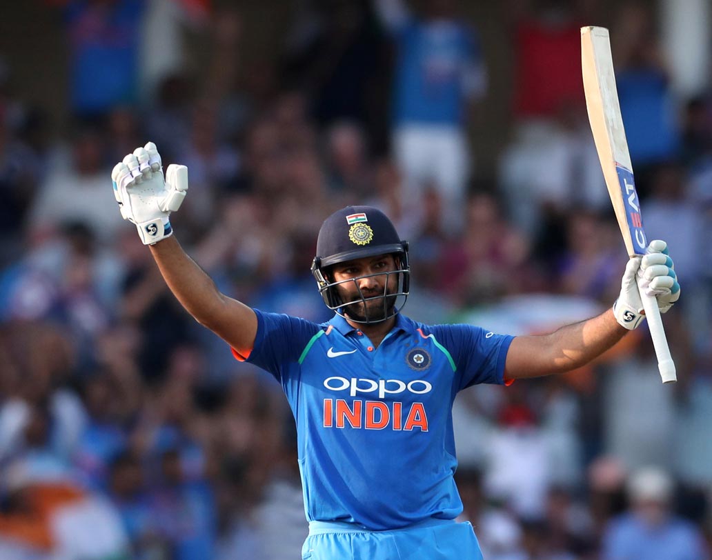 রোহিত তাণ্ডব: আর সব শেষে বলতেই হবে, রোহিত শর্মার তাণ্ডবের কথা। যে ভাবে ইংল্যান্ডের বোলারদের উপর কর্তৃত্ব করে গেলেন, তাতে যে কোনও রানই কম মনে হতে বাধ্য। ছবি: রয়টার্স।