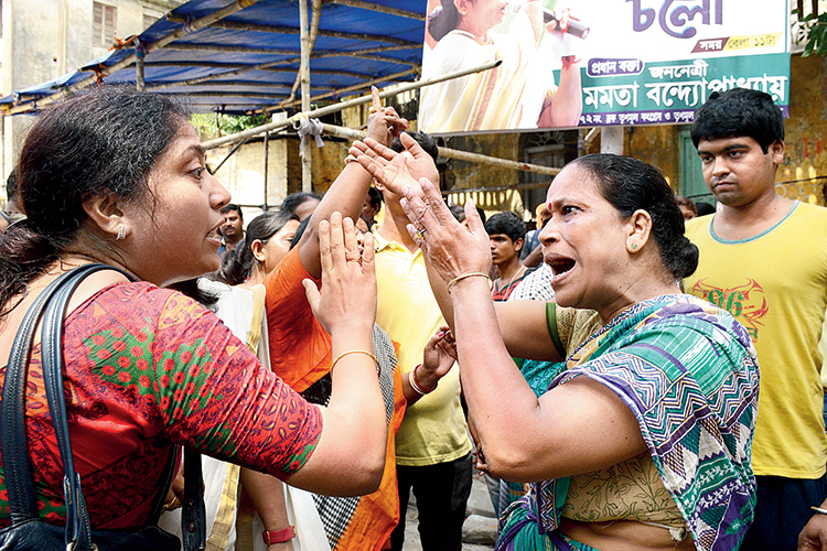 তর্ক: ভবানীপুরে এক মহিলার সঙ্গে বচসা বিজেপি কর্মীর। বৃহস্পতিবার। ছবি: স্বাতী চক্রবর্তী