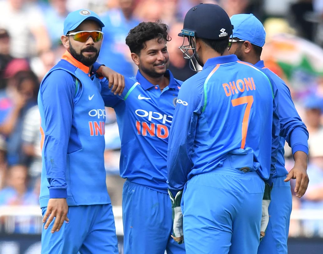 তাঁর বাঁ হাতি স্পিনে ধরাশায়ী ইংল্যান্ড। কী ভাবে কুলদীপ যাদবকে মোকাবিলা করা সম্ভব, তার কোনও উপায় গোটা ম্যাচে খুঁজে পাননি ইংল্যান্ডের কোনও ব্যাটসম্যানই। একাই ভেঙে দিয়েছেন রুটদের মেরুদণ্ড। শুধু দশ ওভারে ২৫ রানে ছয় উইকেট নেওয়াই নয়, সঙ্গে বেশ কিছু রেকর্ডও গড়ে ফেলেছেন এই বাঁ হাতি। এক বার নজর দেওয়া যাক সে দিকে।