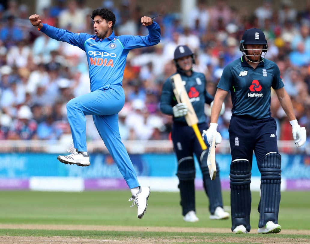 কুলদীপ ফেরান জেসন রয়, জনি বেয়ারস্টো, জো রুট, বেন স্টোকস, জস বাটলার, ও ডেভিড উইলিকে। ওয়ান ডে-র ইতিহাসে কোনও বাঁহাতি স্পিনারের এটাই সেরা পারফরম্যান্স।