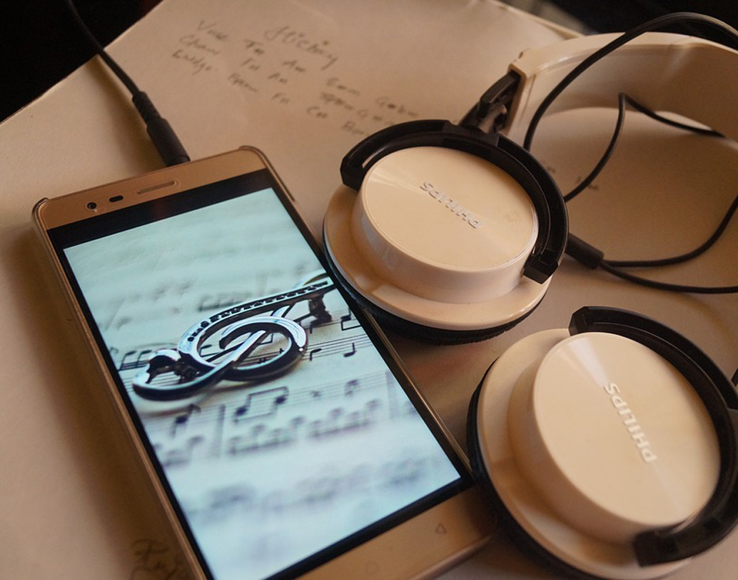 বিজ্ঞান বলছে, গান-বাজনার চর্চা আপনার সন্তানের বুদ্ধির বিকাশ তো ঘটায়ই, সঙ্গে তার মস্তিষ্কের কোষগুলিকে তাজা রেখে তাকে স্মৃতিধর করে তোলে। গানের স্বরলিপি বা বাজনার তাল মনে রাখার অভ্যাসই তার স্মৃতিশক্তি বাড়ায়। ছবি: পিক্সঅ্যাবে।