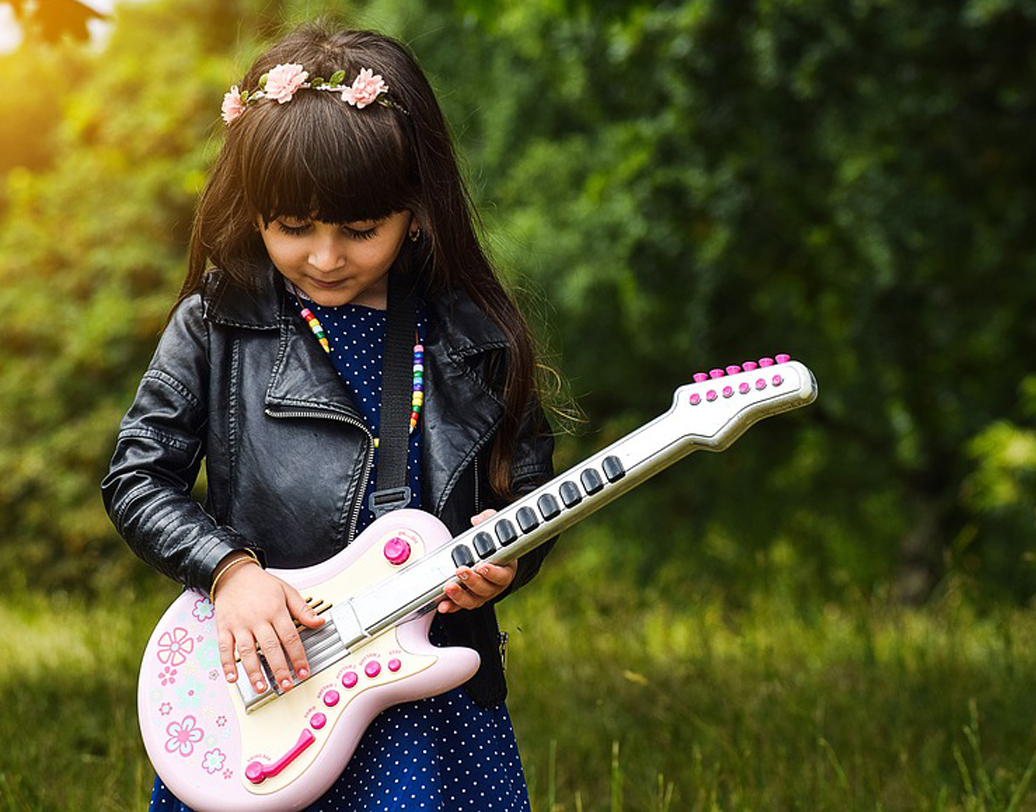 শিশুকে আবেগপ্রবণ করে তোলে গান-বাজনা। এমন বিষয়ের সঙ্গে সাহিত্যের যোগ থাকায় শিশু কল্পনাপ্রবণ হতে শেখে, তার সঙ্গে আবেগ বুঝতেও পারে সহজে। মঞ্চে অনুষ্ঠান করার সময় দর্শকদের ইচ্ছা-চাহিদা বোঝার ক্ষমতা তৈরি হয়ে যায়। যার প্রভাবে যে কোনও মানুষের চাহিদা অনেক সহজেই পড়তে পারে সে। ছবি: পিক্সঅ্যাবে।