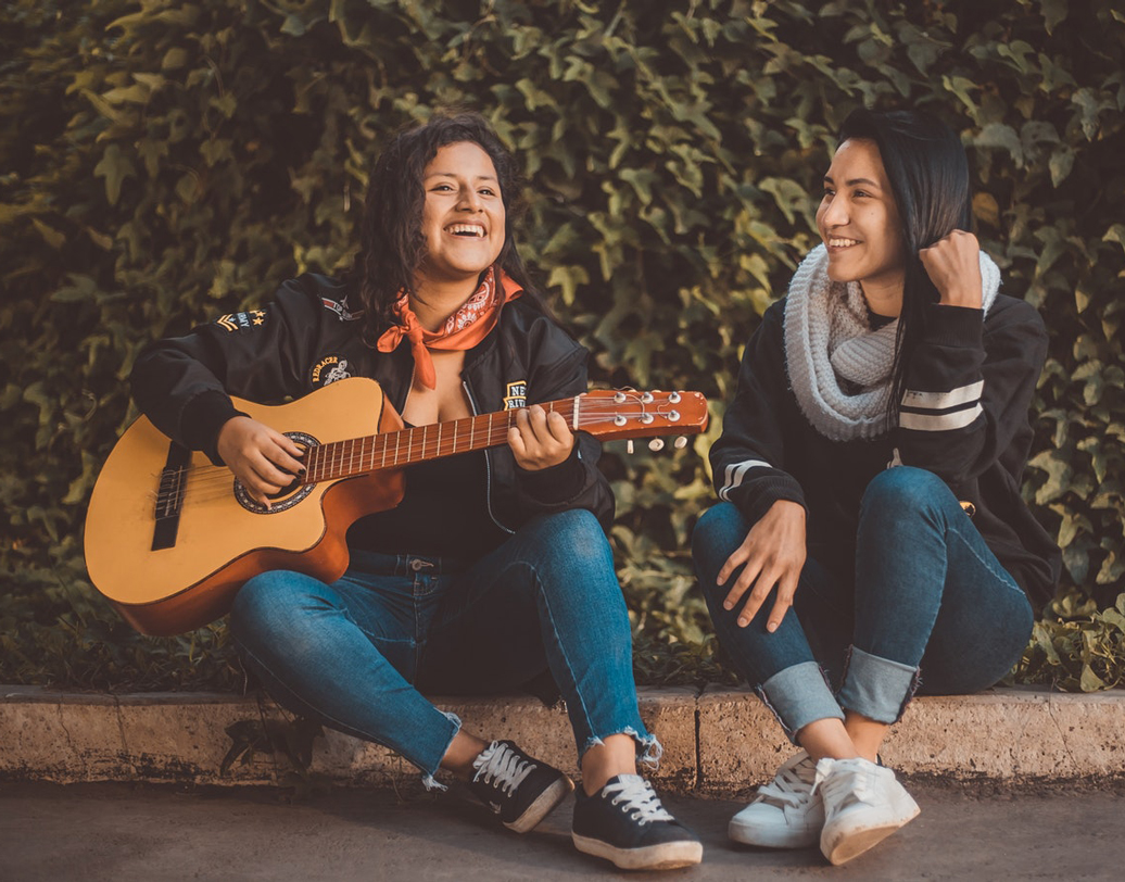 গান-বাজনা শেখার সঙ্গে জনসমক্ষে তা অভ্যাস করলে আত্মবিশ্বাস বাড়ে। মনোবিদ লিপিকা ভট্টাচার্যের মতে, গান-বাজনা হোক বা কোনও অন্য গুণ— তা নিয়ে মঞ্চে ওঠার সুযোগ ছোটবেলা থেকেই পেলে সন্তানের ভীতি দূর হয়, সমালোচনা গ্রহণ করার ক্ষমতাও বৃদ্ধি পায়। সুতরাং তা তার আত্মিক শক্তি বৃদ্ধিতে সাহায্য করে। ছবি: আনস্প্ল্যাশ।