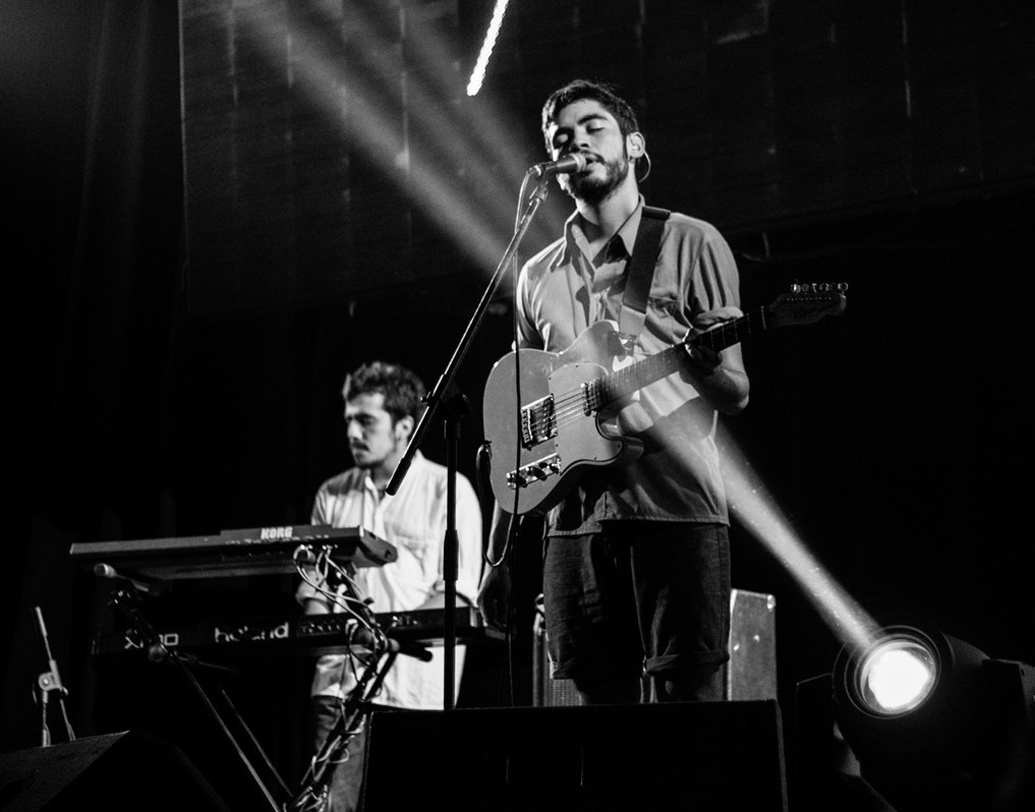 গান-বাজনার চর্চা ও অভ্যাস সন্তানকে ধৈর্যশীল করে তোলে। যেহেতু, গান বা সুর একটু একটু করে শিখতে শিখতে এগোয় সে, তাই সহজে হাল না ছেড়ে বিষয়টিকে আয়ত্তে আনার অভ্যাস এমনিতেই তৈরি হয়ে যায়। মনোরোগ বিশেষজ্ঞ অমিতাভ মুখোপাধ্যায়ের মতে, গান-বাজনা শেখা শিশুর মন অন্যদের তুলনায় দৃঢ়ও হয়। ছবি: আনস্প্ল্যাশ।